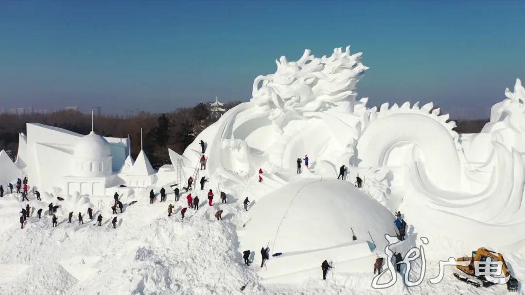 穿行在哈尔滨冰雪大世界园区内,美轮美奂的冰景在眼前应接不暇.