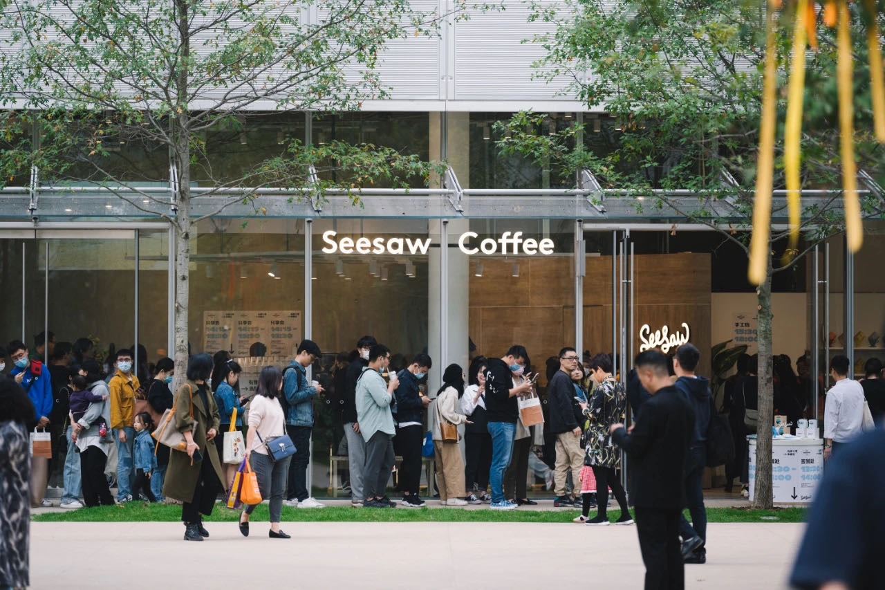 新咖啡内卷:喜茶入股的seesaw才更像"中国版星巴克"?