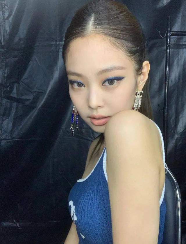 jennie 的妆,普通女孩化完什么样?