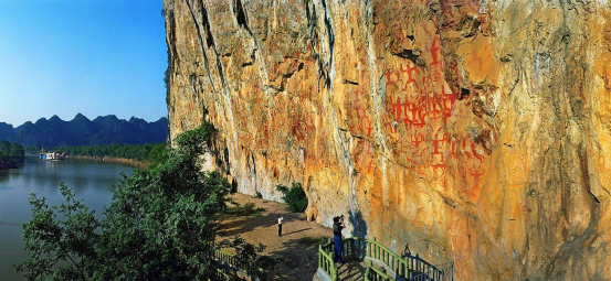 宁明花山岩画景区位于风景秀丽的明江之滨,是左江流域岩画群的代表,因