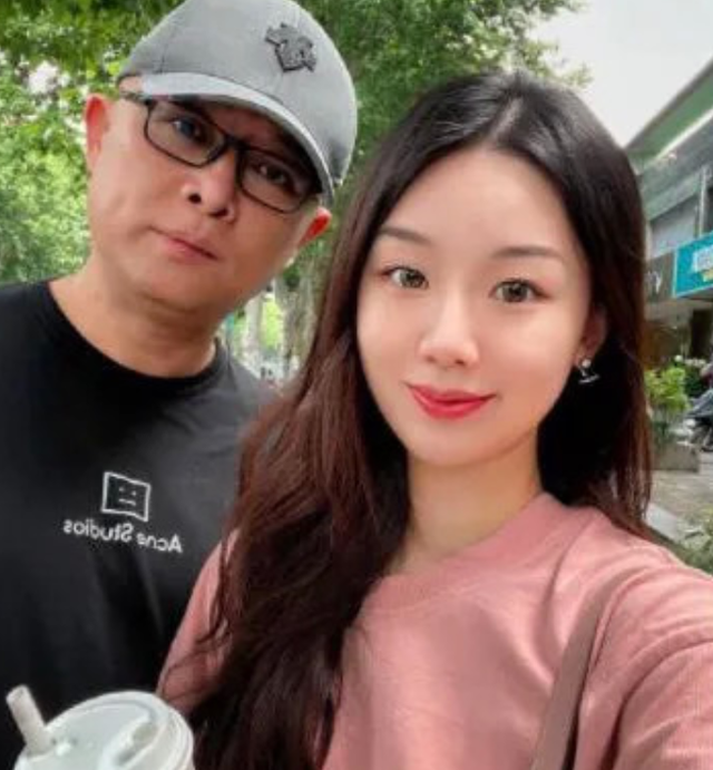 49岁孟非和老婆被偷拍,老婆身材纤细皮肤白皙,结婚28年恩爱如初