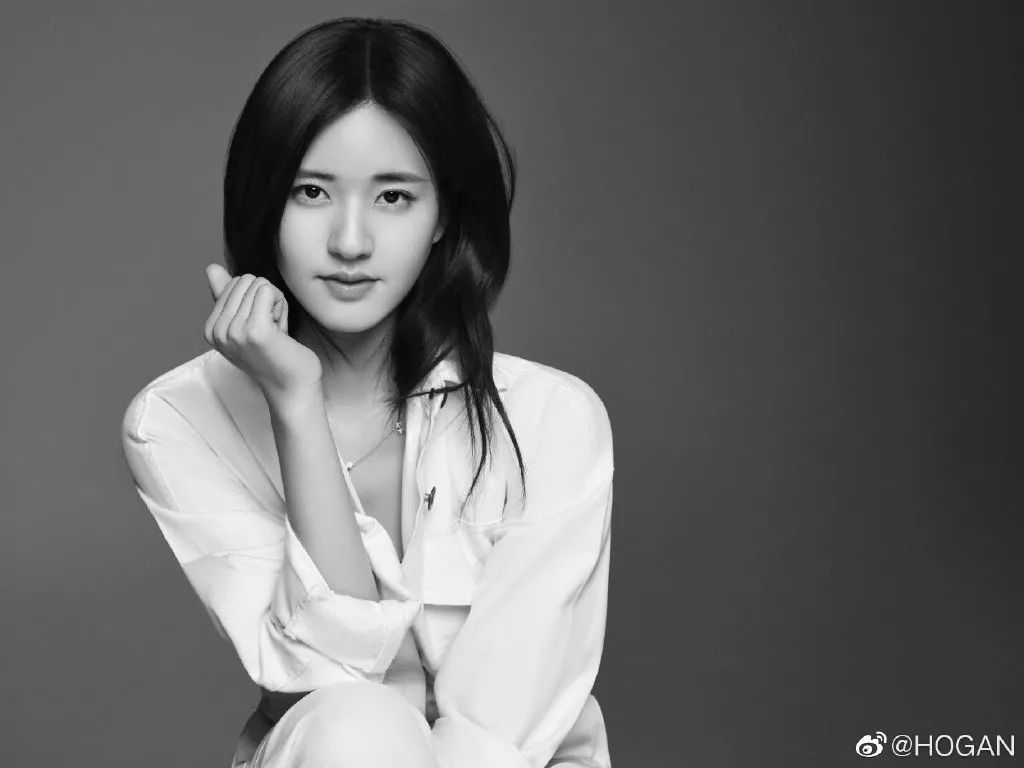 且看白女士分析▼只不过貌似为了塑造风格,简单粗暴地把毛式妆容搬运