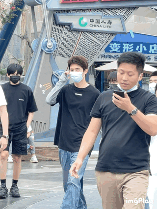 看看有国民校草之称的李易峰的这张生图8915也不怪粉丝尖叫了…就