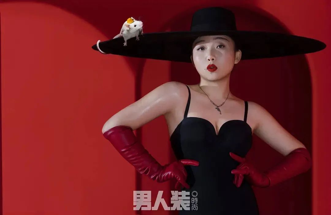 扯白|李雪琴拍性感照惊起一滩鸥鹭?为什么女谐星个人要拍《男人装?