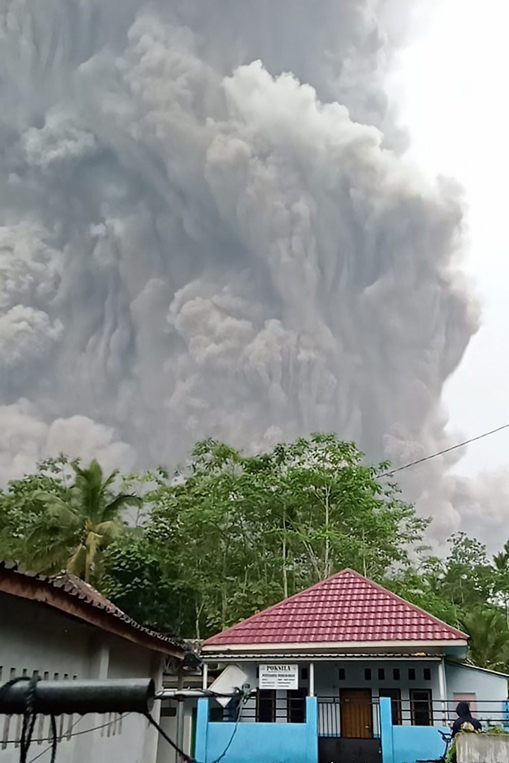 当地时间2021年12月4日,位于印尼东爪哇的塞梅鲁火山喷发,产生的大量