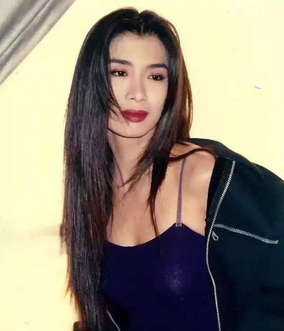 香港第一性感美女,曾拒绝成龙追求,恋爱8年男友意外猝死