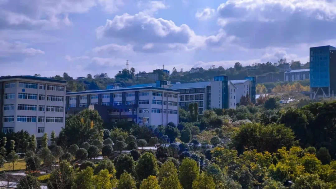 重庆三峡学院,宿舍在天坑里,还可以看一线江景,太羡慕