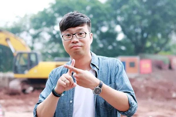 比如董子健的小助理.▲ 分享老板的逗比照,粉丝也爱看.