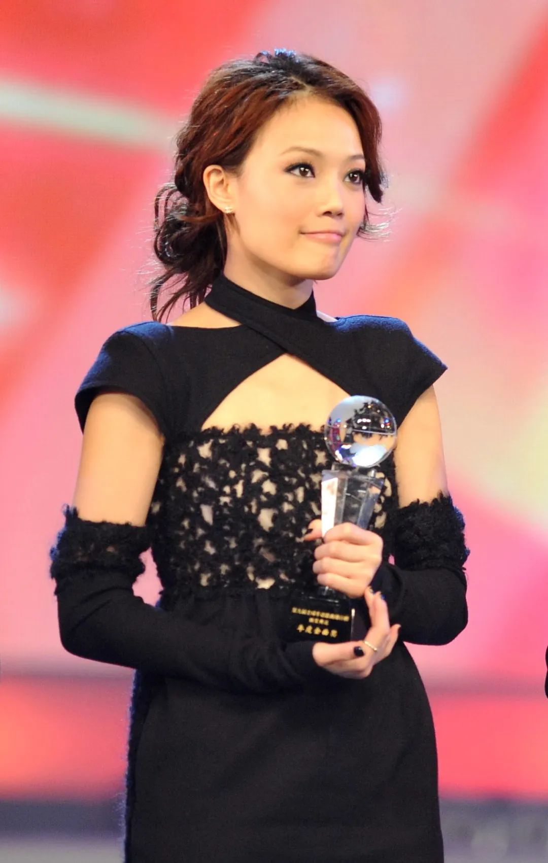 从挥着翅膀的女孩到乘风破浪的姐姐容祖儿吃过太多苦