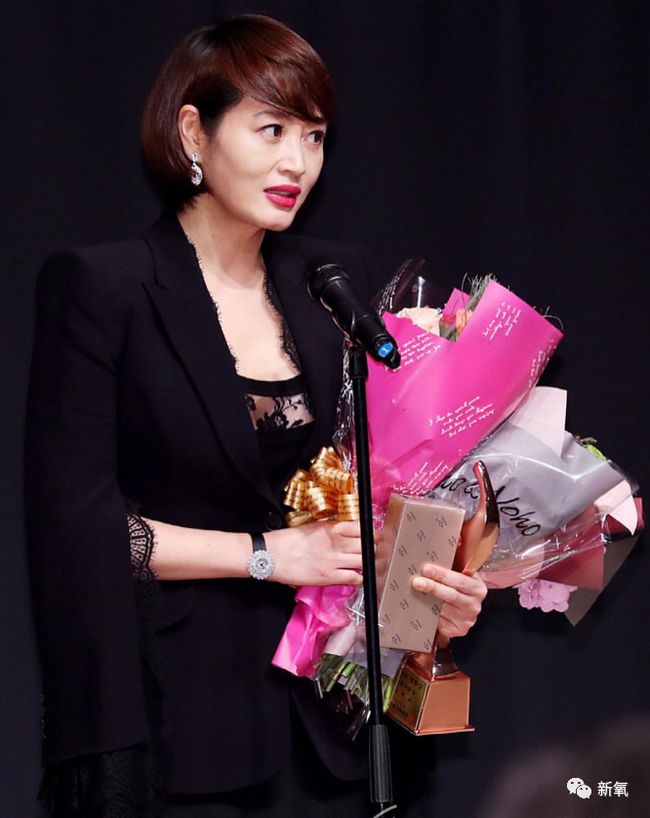 许晴的旖旎媚态像是带有目的的勾引,而金惠秀更像是一种全身心的自我