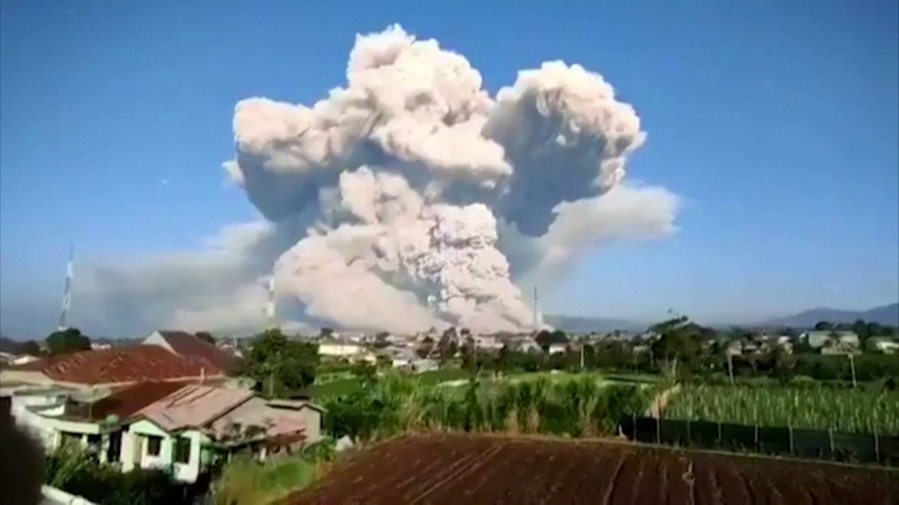 现场印尼锡纳朋火山剧烈喷发火山灰柱高达5000米