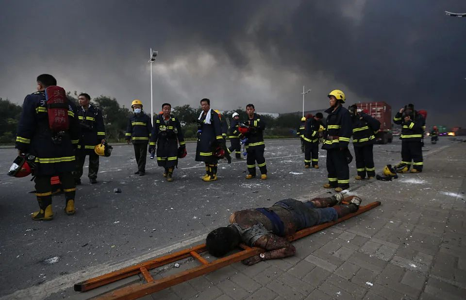 天津港消防人员75人,公安民警11人,事故企业,周边企业员工和居民55人)