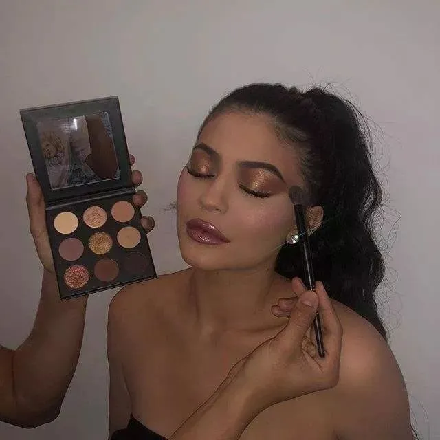2019年又推出了美容系列kylie skin,提供护肤品, 这一步意味着金小妹