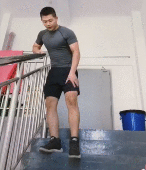 这就是练腿后第二天的你,哈哈哈
