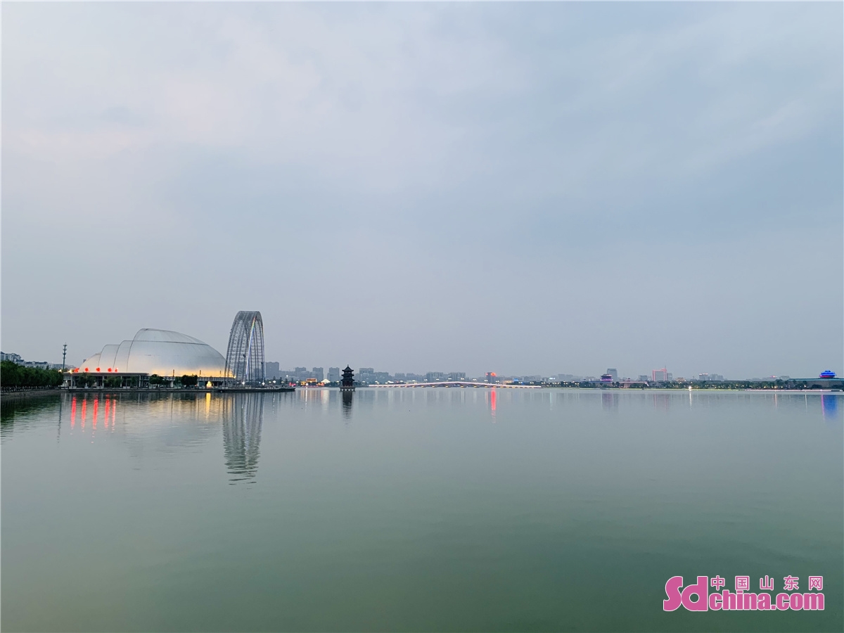 图为聊城东昌湖风景区夜色阑珊.