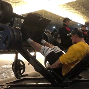 190cm肌肉巨无霸俘获28岁小女友网友野兽与美女太般配了