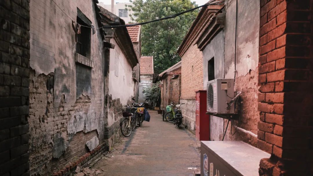 古街两边都是明清建筑,有点商业化,但有许多美食和活动可以一站式体验