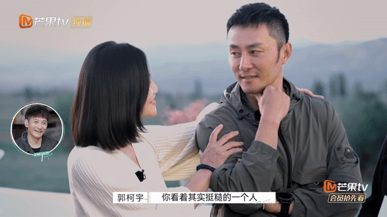 两人越来越甜,开始主动合照留念.