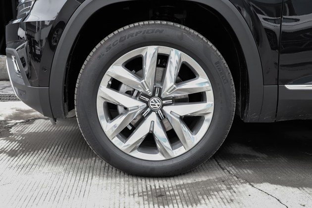 途昂轮胎在轮胎方面,两车都采用的是双五辐式轮胎,造型都比较的稳重