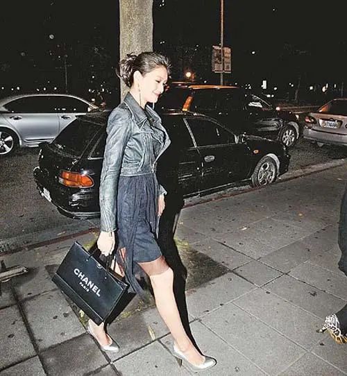 此后长达十几年,王菲的形象几乎和old celine捆绑在一起.