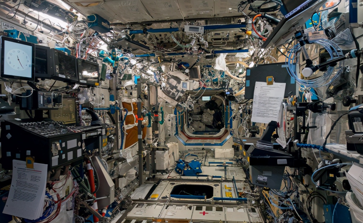 国际空间站配件老化,宇航员维修过程危险重重__凤凰网
