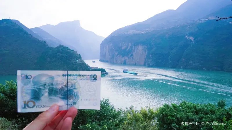途径 白帝城时,回想李白"朝辞白帝彩云间,千里江陵一日还.
