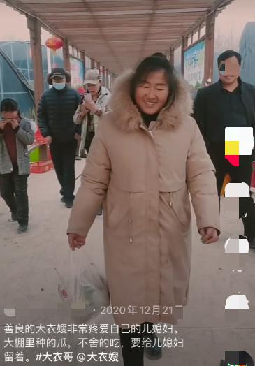 大衣哥老婆太豪气,给儿媳包10万元红包,数钱笑到合不拢嘴