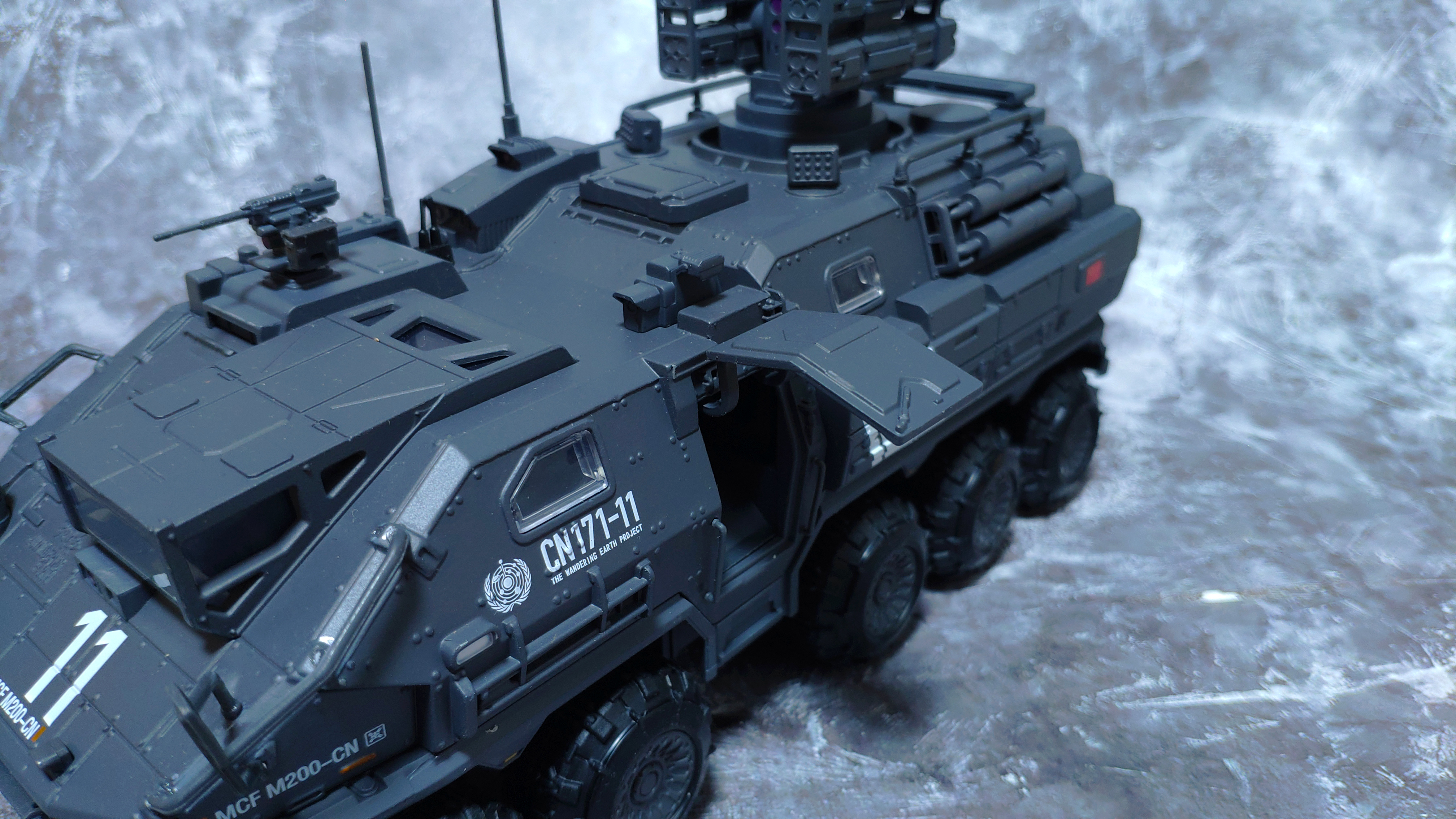 末世科幻《流浪地球》正版车模,cn171装甲运兵车火力全开