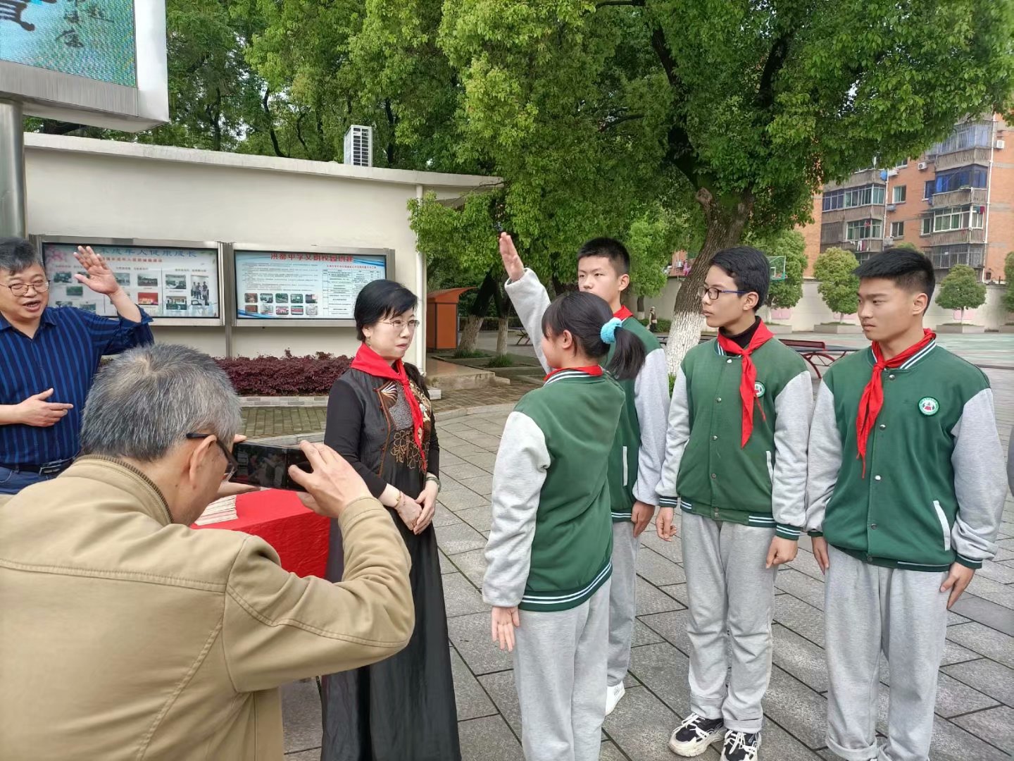 著名书法家邓凌鹰先生向南昌洪都小学和洪都中学捐赠书法字贴