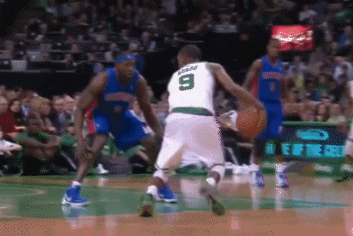 因为即使隆多做这个动作的时候也是用扣球牢牢吸附篮球的:首先说明一