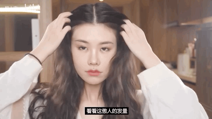 cr:@程十安69这款发型同样也要顾及刘海的部分.