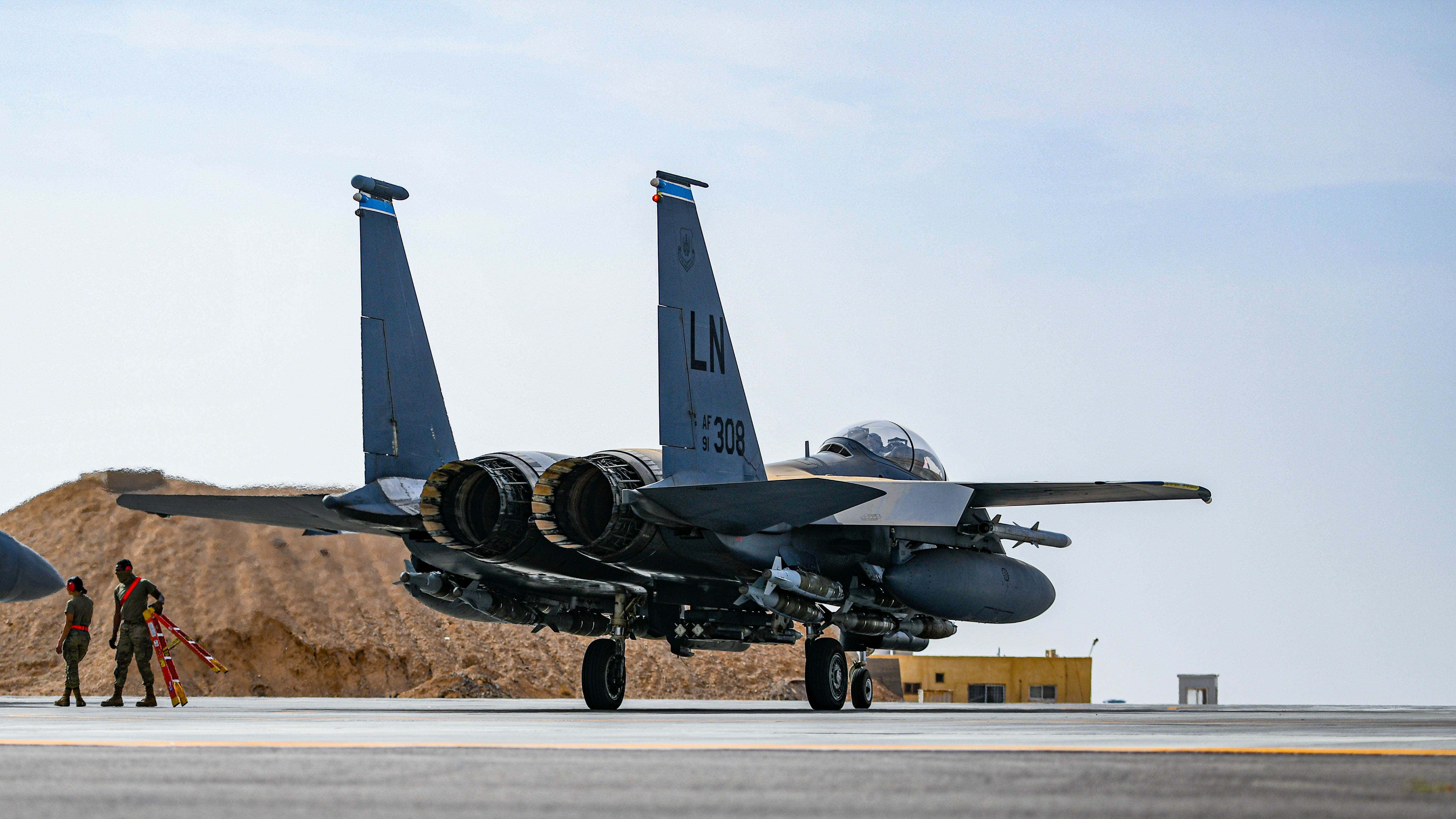 美国空军公布的此次f-15e战机"搬运航弹"演练现场照