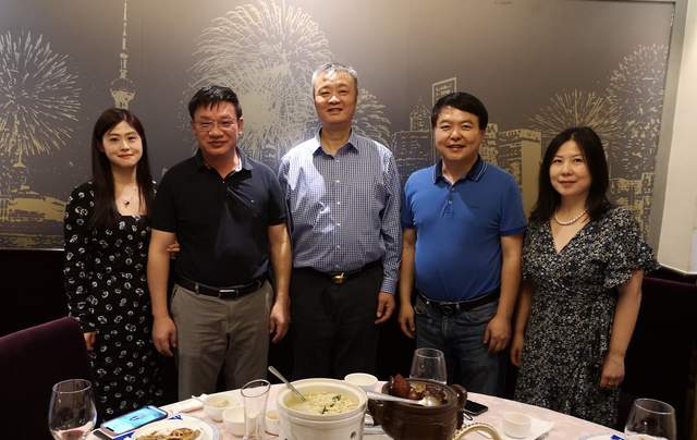 留下了美国湖北同乡总会会长赵林夫妇和美国江西联合总会会长熊亚伟