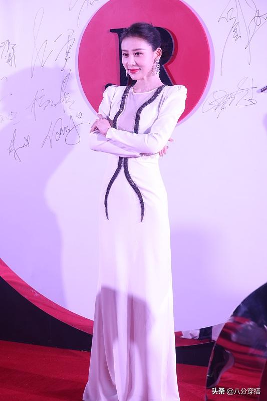 贾青又美出了国际范穿白色拖地连衣裙成熟优雅曲线曼妙惹人羡