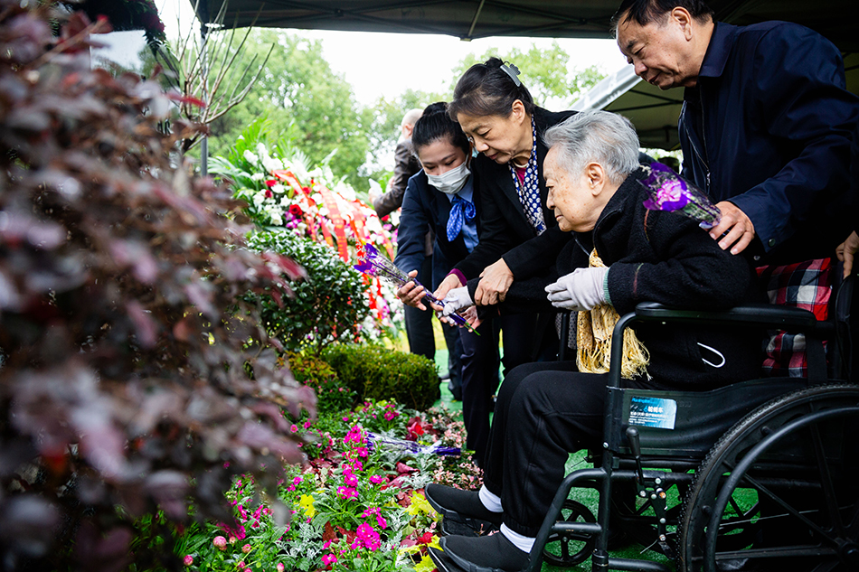 邹韬奋夫人沈粹缜正式落葬上海福寿园夫妇纪念碑同日揭幕