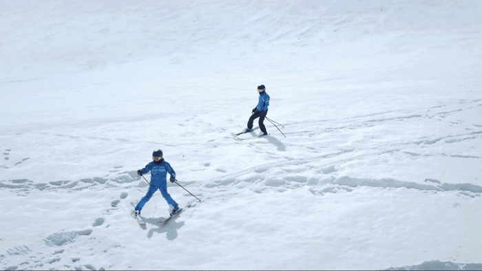 他们在新疆滑出巨幅书法!
