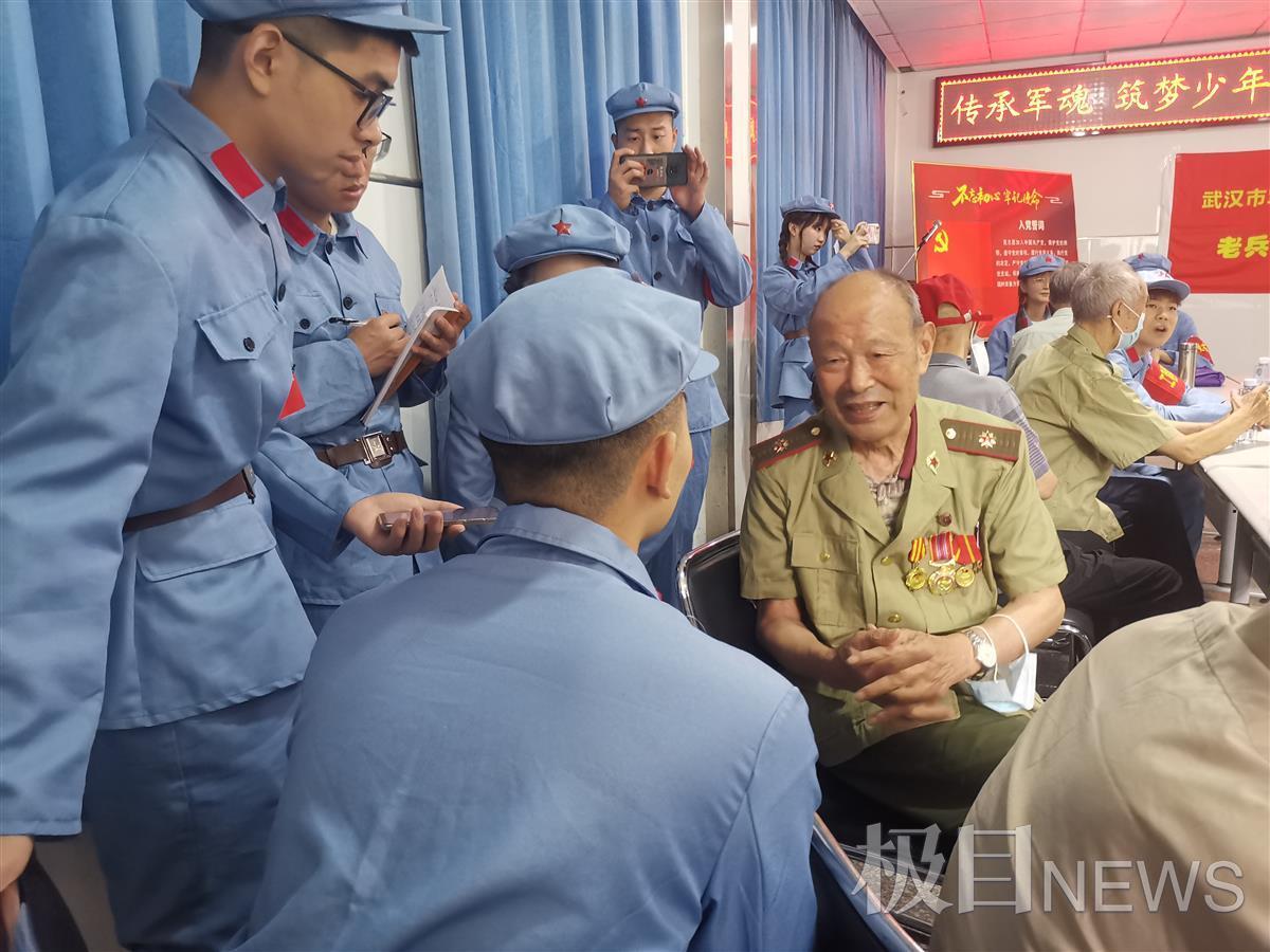 庆八一大学生唱红色歌曲,老兵讲"重走长征"故事