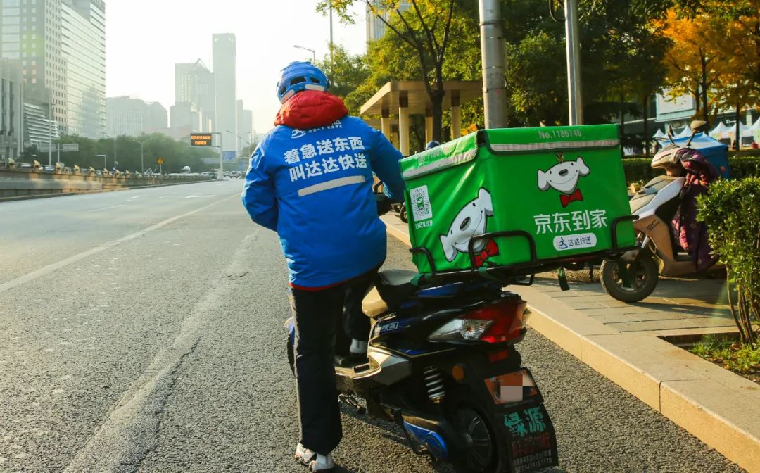 其中,来自于达达快送的净营收为34.
