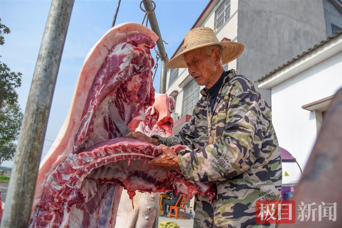 街坊乡亲,哪家办事需要杀猪,村民首先想到的便是张放桂.