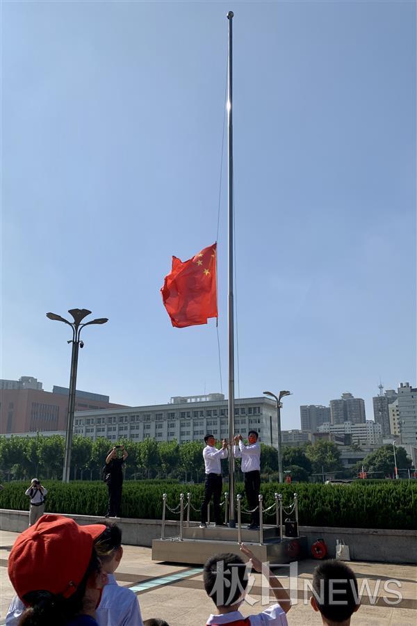 10月1日上午9时30分,武汉洪山广场举行"迎国庆·升国旗"仪式,现场共