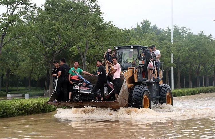 暴雨中那个开着挖掘机救人的河南人