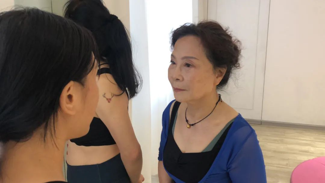 7月6日,舞校教室,在和小舞友聊天的戴大丽.新京报记者 吴淋姝 摄