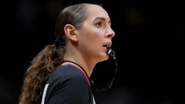 火了nba美女裁判和霍华德互动曾面对东契奇露出初恋般笑容