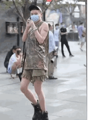 高抬腿做起来无压力,潮流猛男就是要是穿闪着金光的篮球背心,这还是