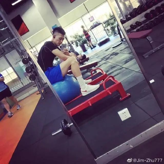 健身6年,身高195cm!网友:我馋的是腹肌吗?是颜值