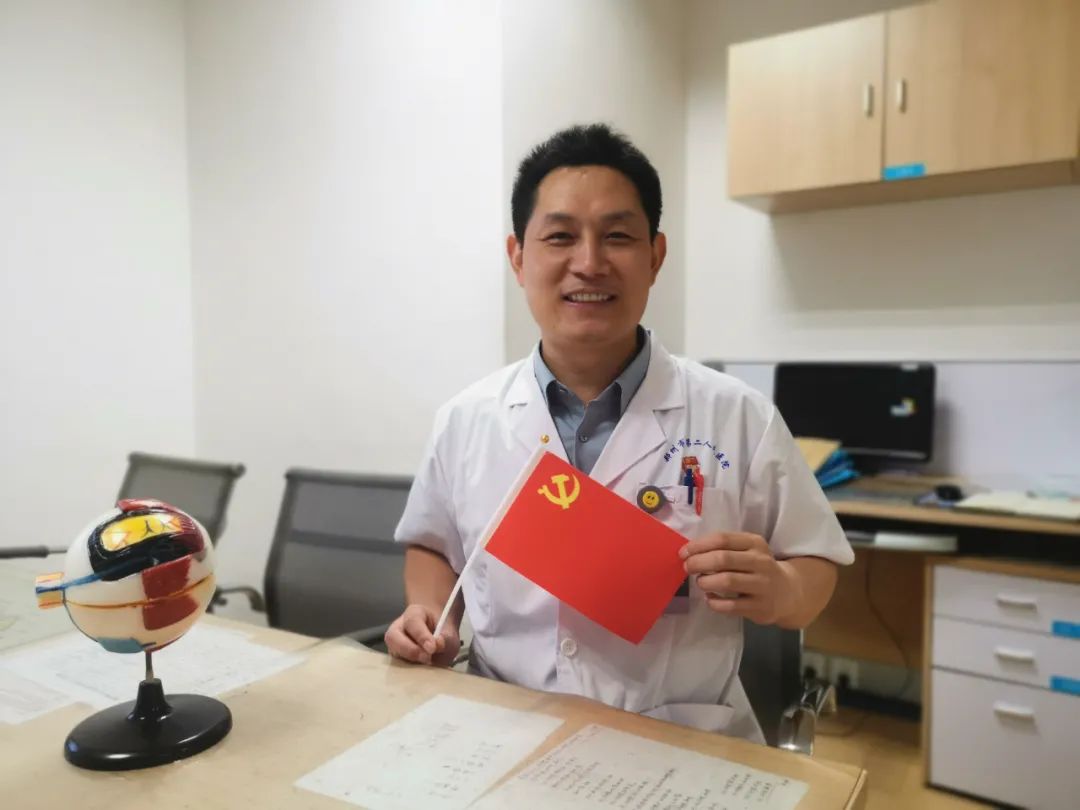 郑州市第二人民医院五官党支部党员,眼底病二病区副主任医师潘俊辉