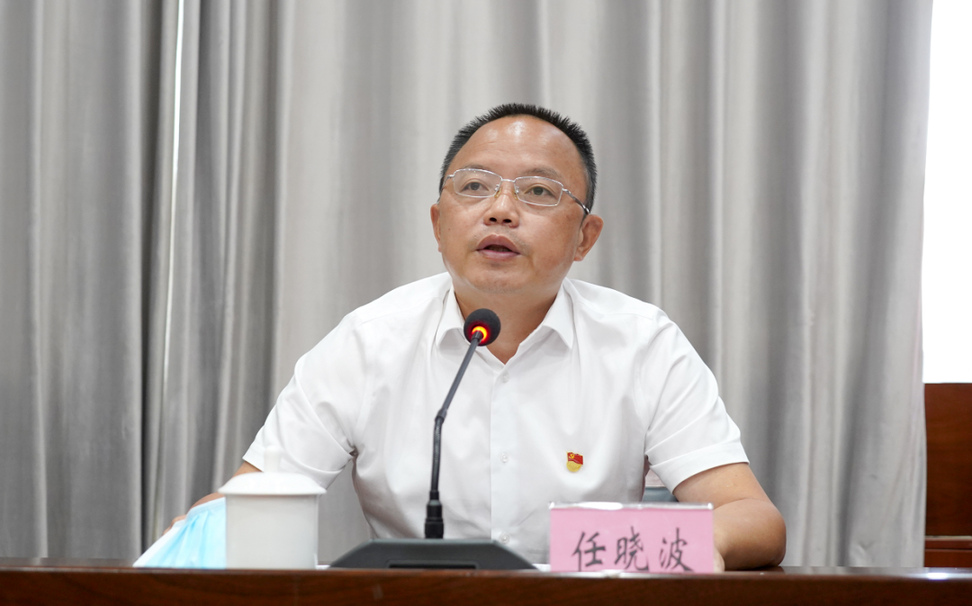 古蔺县委书记任晓波在捐赠仪式上讲话时表示:近年来,郎酒在自身发展