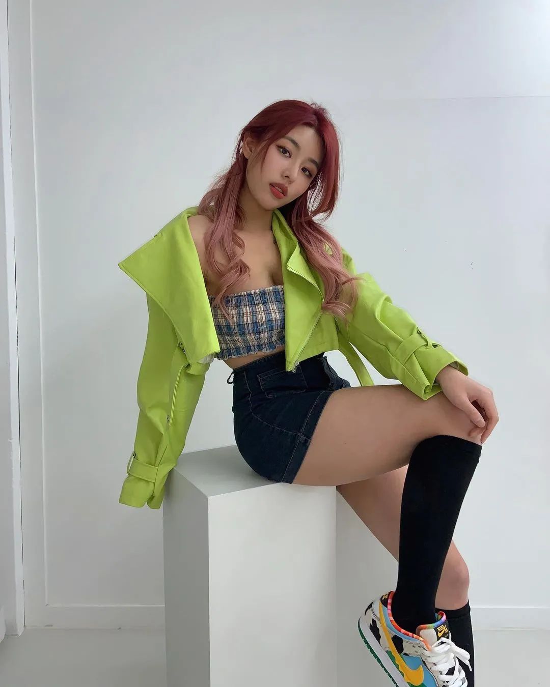 不过,今天要跟大家介绍的这位韩国美女,并不是什么车模,而是一名