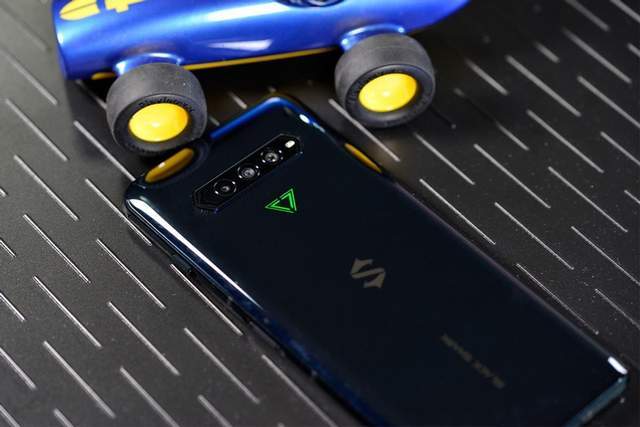 黑鲨ceo秀下一代游戏手机,红蓝cp灯效__凤凰网