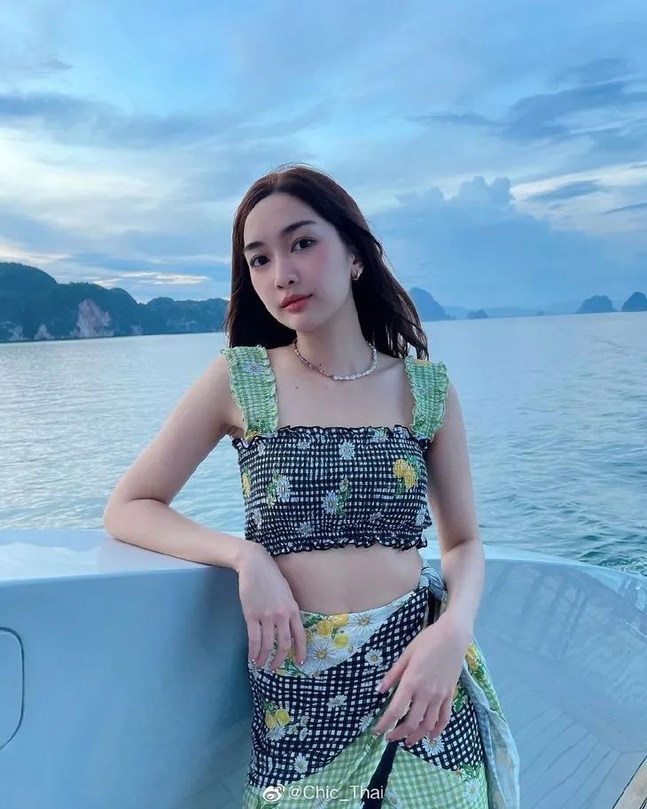 及恤衫最受欢迎,另外还有吊带上衣,内衣,短裤等,为日常造型加入性感